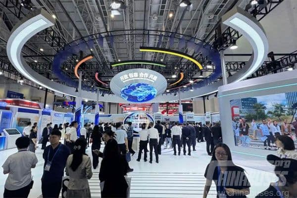 Golden Dragon Bus представил три умных автомобиля на выставке BRICS Expo 2026